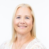 Leslie Van Wolvelear headshot